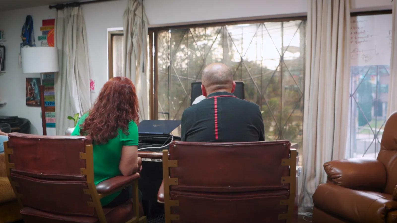 Una conversación dentro del espacio institucional de Centro Carpe Diem.